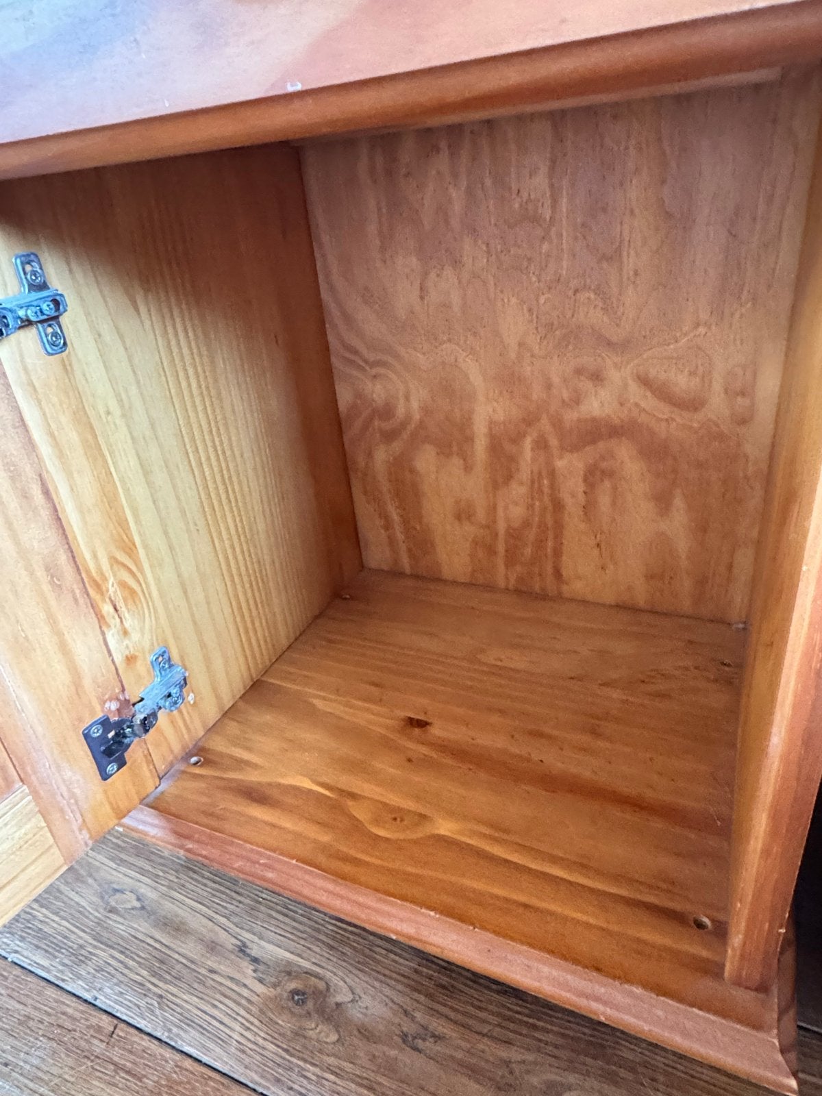 Foto 5 van Set van 2 houten nachtkastjes met lade en deurtje