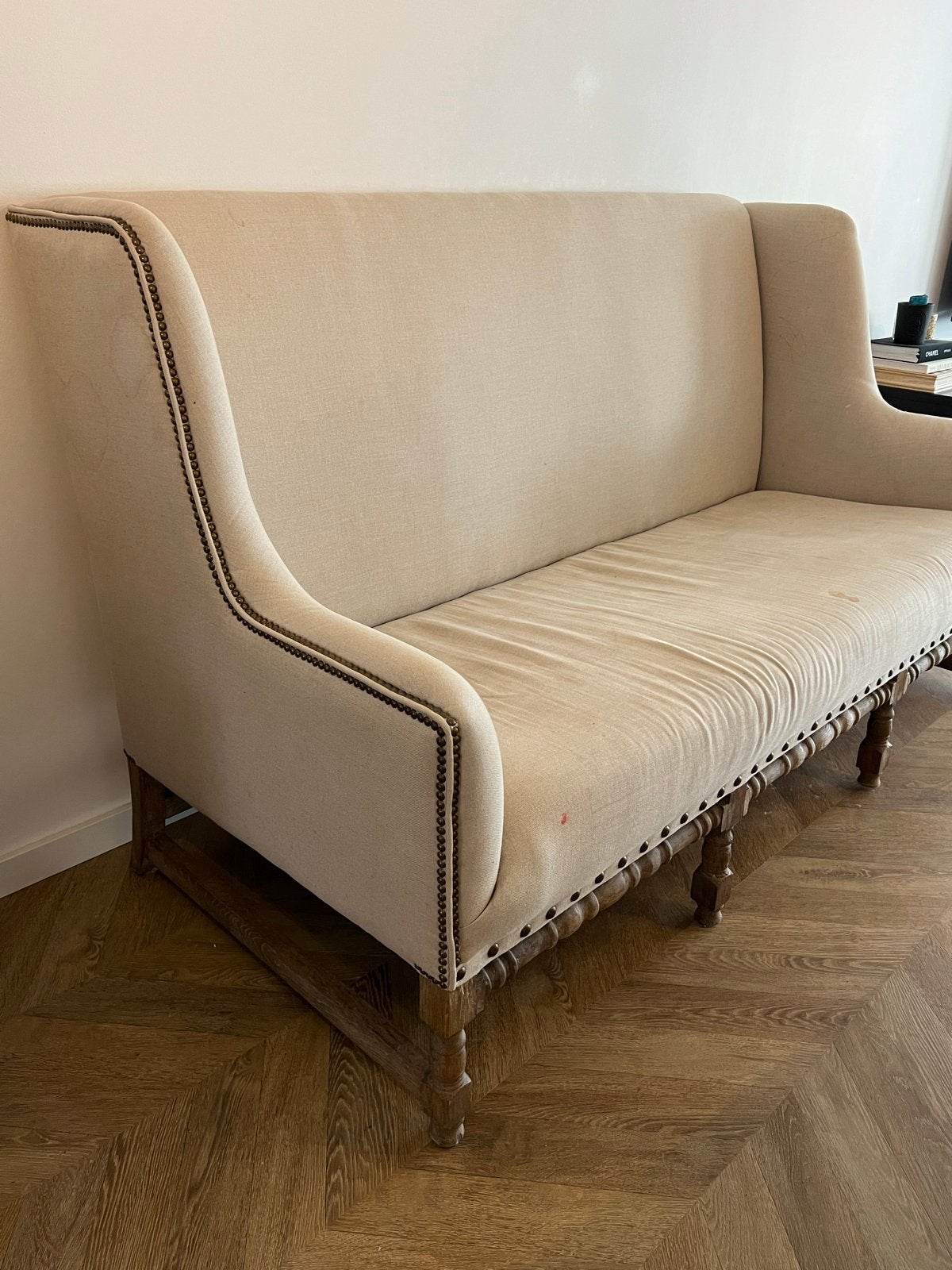 Antieke bank met hoge rugleuning, beige stof, Ophalen