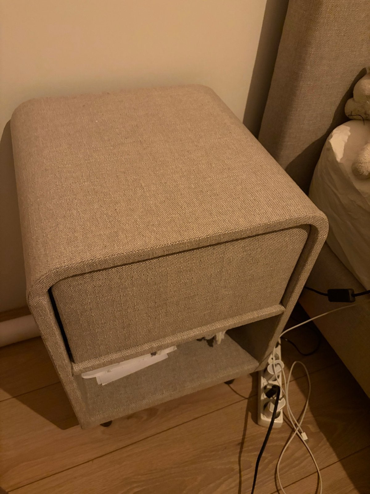 B Bright nachtkastje/bijzettafel, zo goed als nieuw, Huis en Inrichting, Ophalen, Overige materialen, Minder dan 45 cm, 55 tot 70 cm