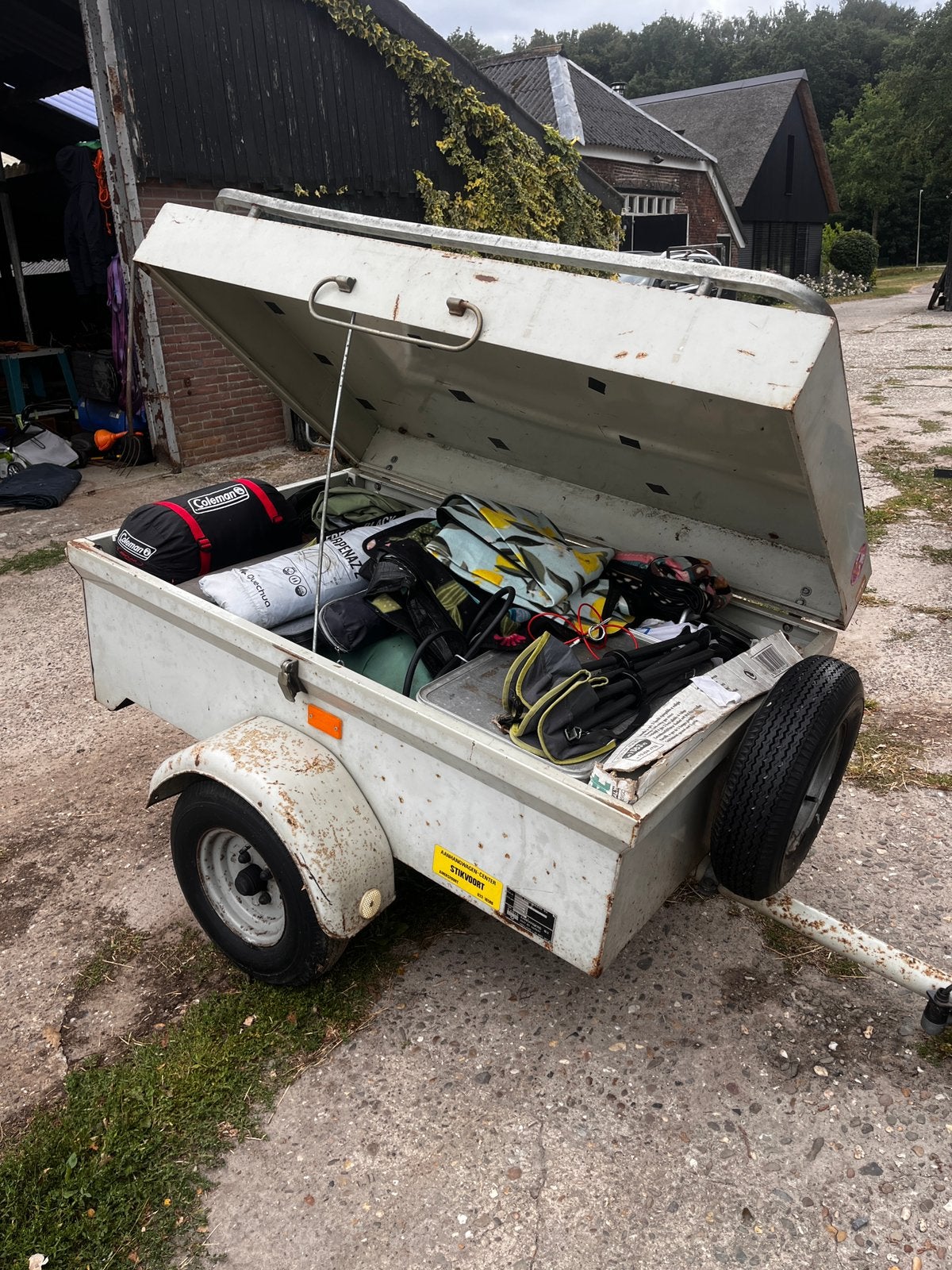 Compacte Saris aanhangwagen met deksel, Ophalen, Gebruikt