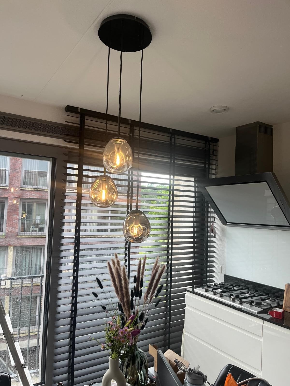 Moderne hanglamp met 3 glazen bollen, E14 (klein), Ophalen of Verzenden, Zo goed als nieuw, Glas