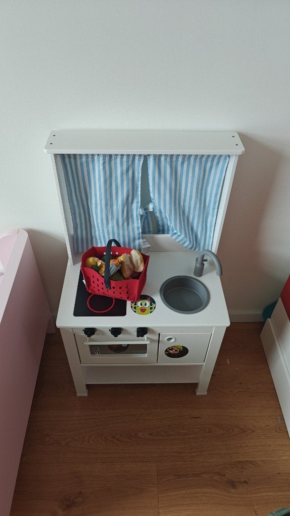 IKEA SPISIG speelkeuken met winkeltje gordijnen en krijtbord, Ophalen, Zo goed als nieuw, Hout, Speelkeuken