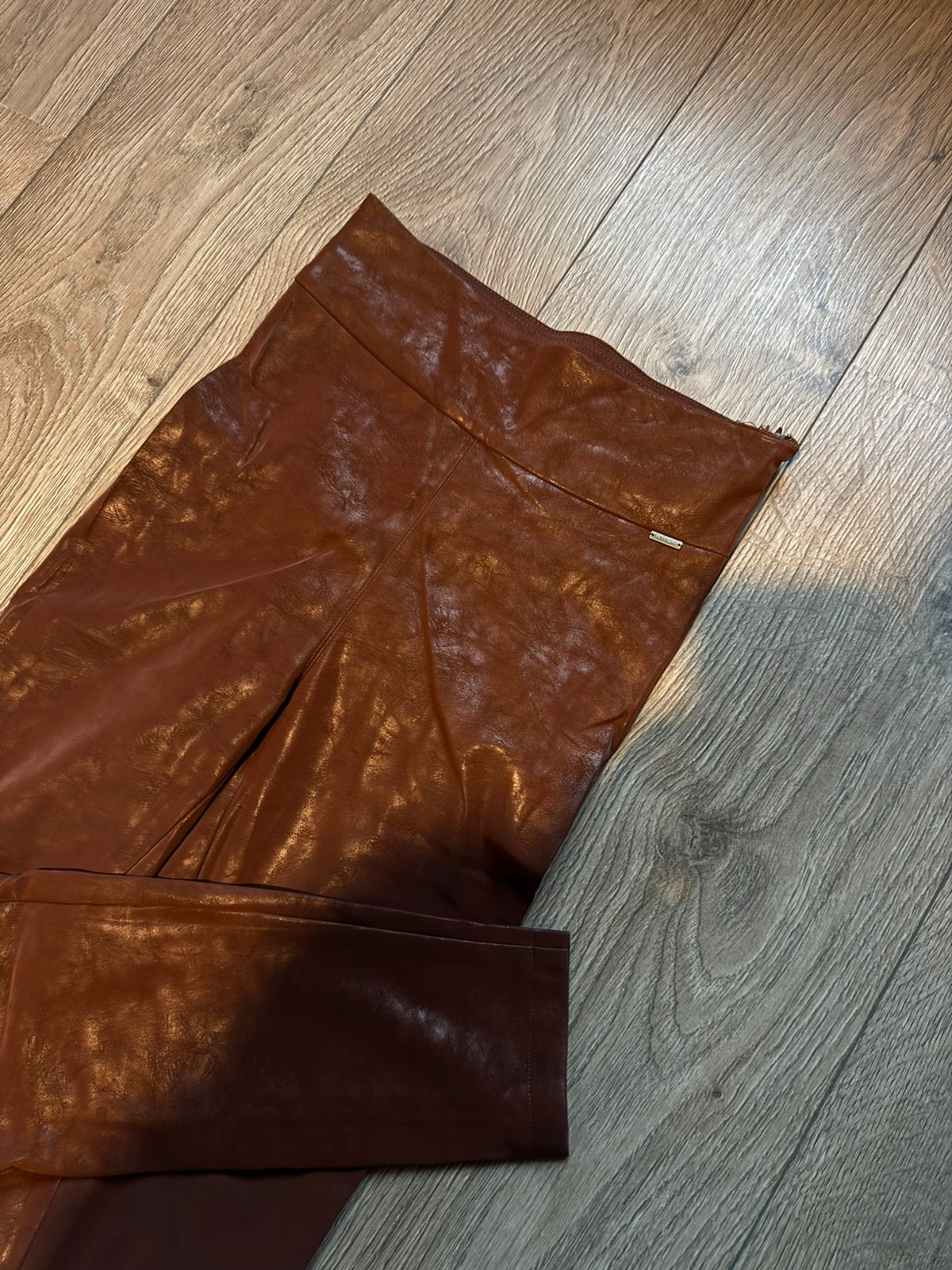 Mooie GUESS broek in een warme donkerbruine/cognac kleur, Ophalen of Verzenden, Zo goed als nieuw, Maat 38/40 (M), Handschoenen