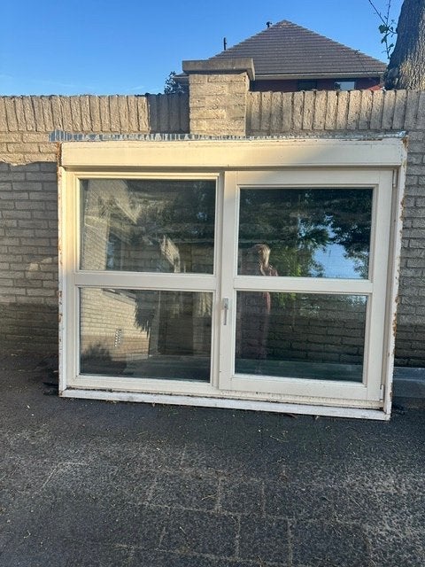 Te koop wit hard houten raamkozijn met helft draaikiep, Ophalen, Gebruikt, Raamkozijn, 150 tot 225 cm