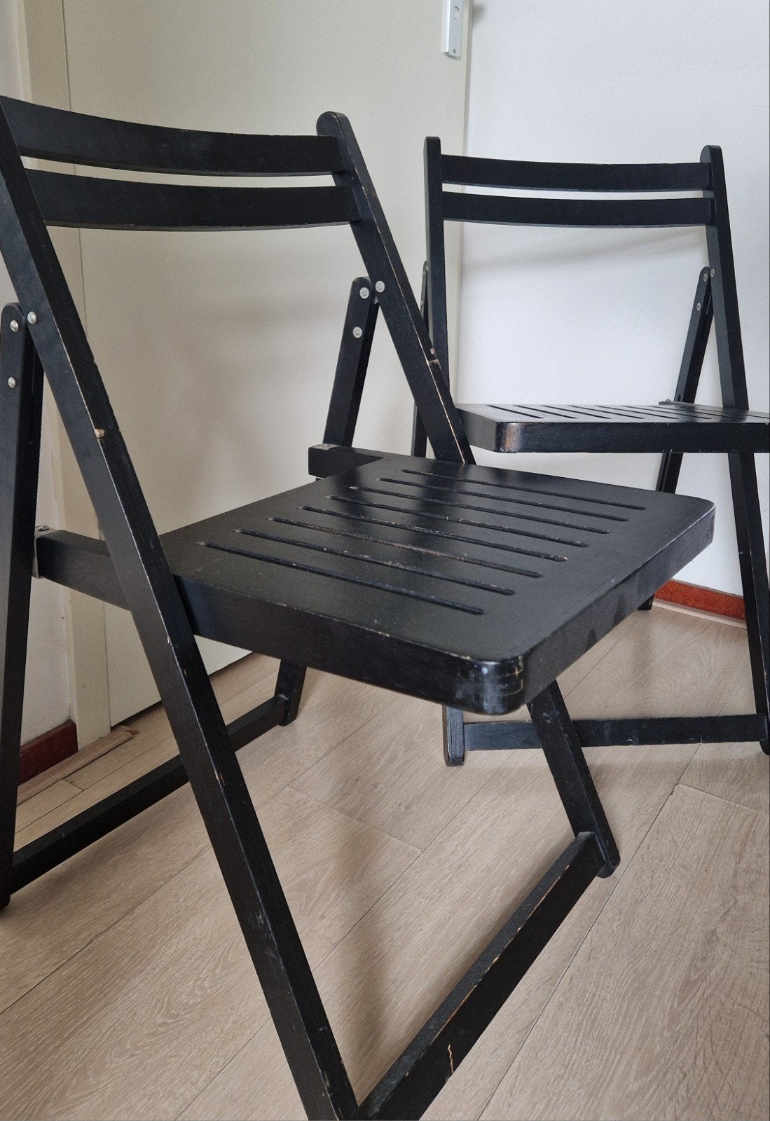 2 degelijke houten klapstoelen, Huis en Inrichting, Ophalen, Gebruikt, Twee, Zwart