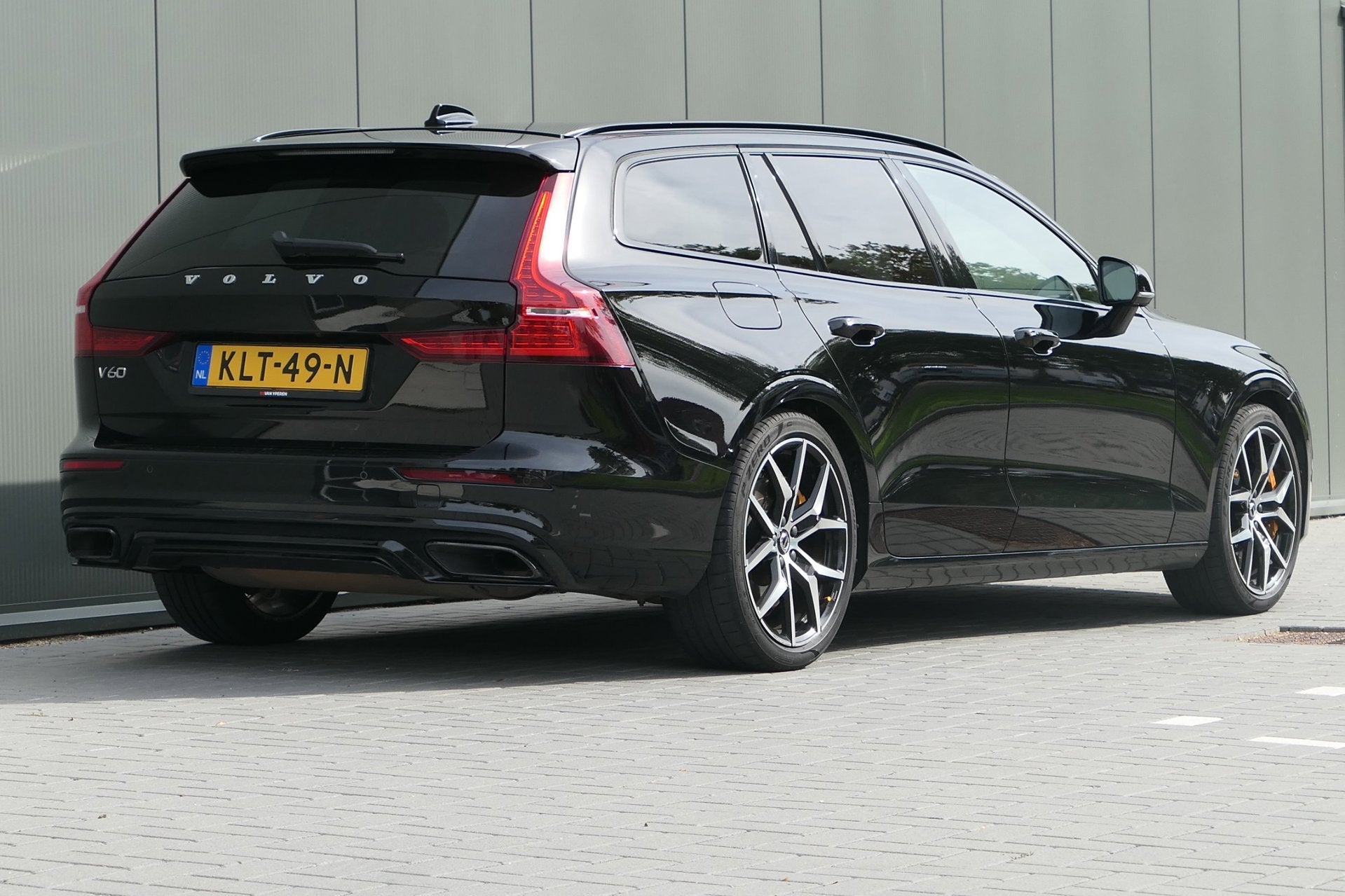 Volvo V60 2.0 T8 Twin Engine AWD Polestar Engineered Bowers&, Auto's, Automaat, Gebruikt, Zwart, Vierwielaandrijving