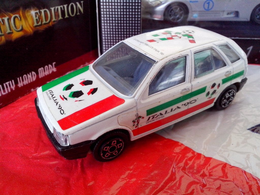 3x Fiat - 500 + 500 frictie + Tipo voetbal Italia 90 Bburago, Hobby en Vrije tijd, Ophalen of Verzenden, Zo goed als nieuw, Auto