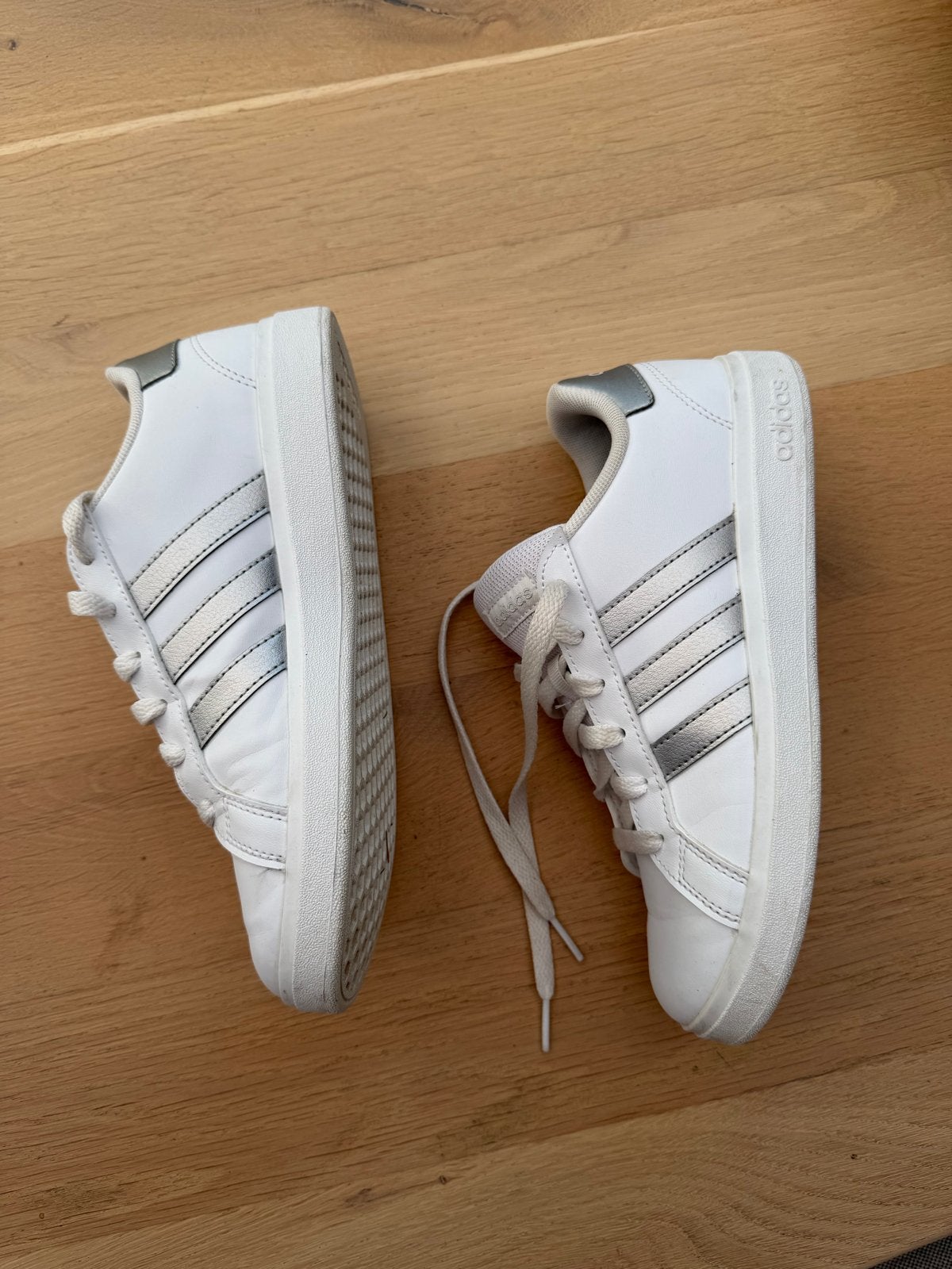 Adidas sneakers wit met zilveren strepen - Maat 37,5, Ophalen of Verzenden, Gebruikt, Jongen of Meisje, Schoenen