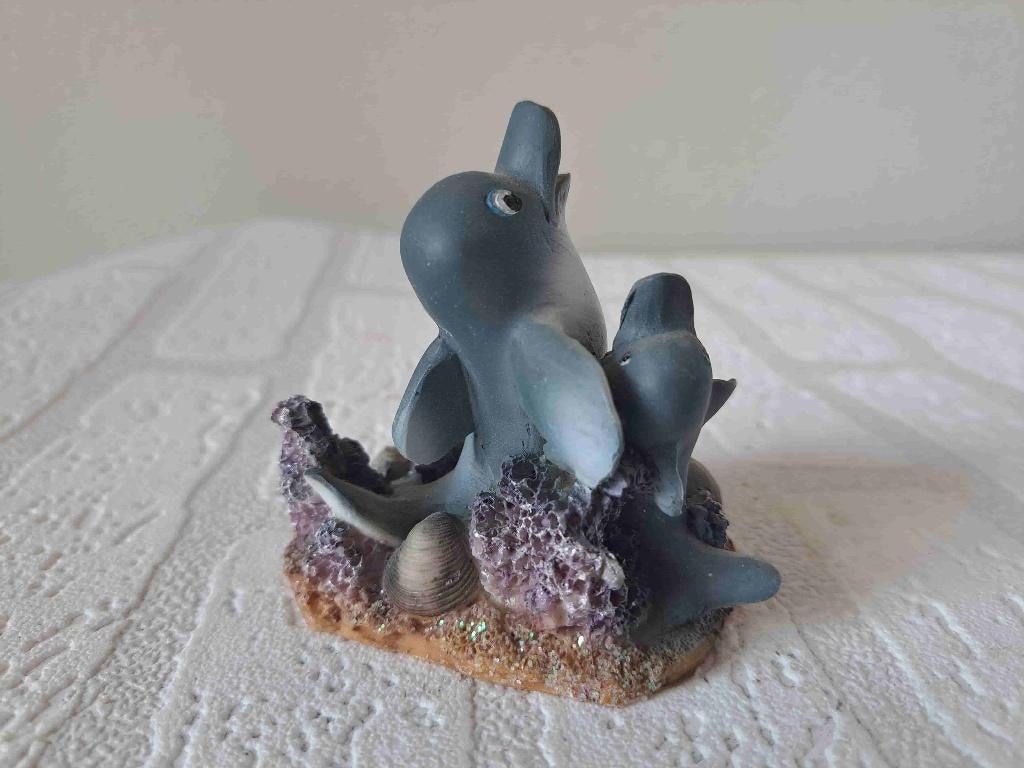 Dolfijn met jong en inktvis aan vin, kunsthars 8x5.5x8cm, Verzamelen, Beelden en Beeldjes, Ophalen of Verzenden, Gebruikt, Dier