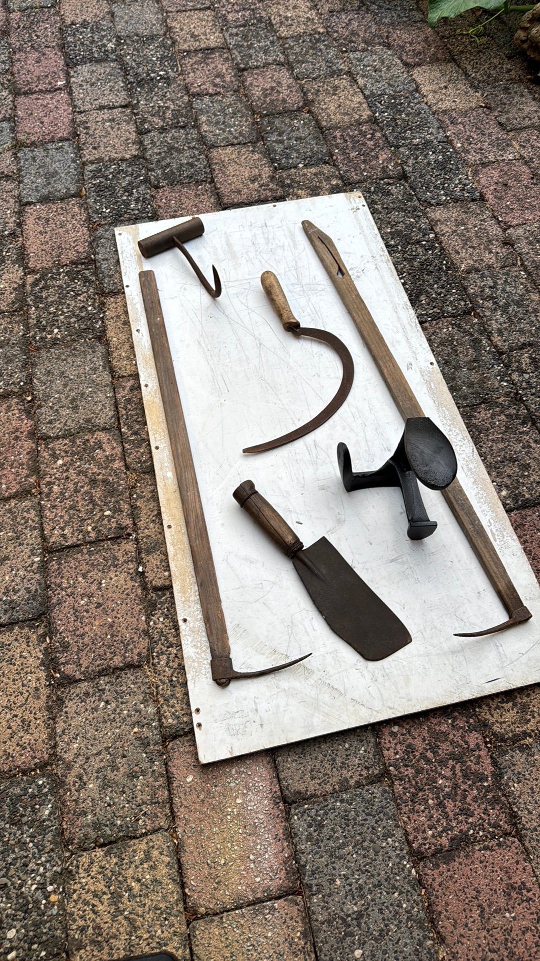 Vijf stuks antiek gereedschap, Ophalen