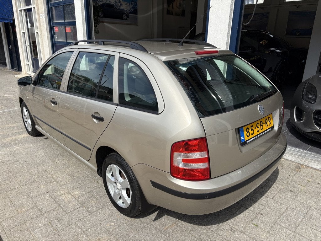 Skoda Fabia Combi 1.4-16V Elegance NW APK/AUTOMAAT/NL AUTO, Auto's, Skoda, 450 kg, Gebruikt, 4 cilinders, Origineel Nederlands