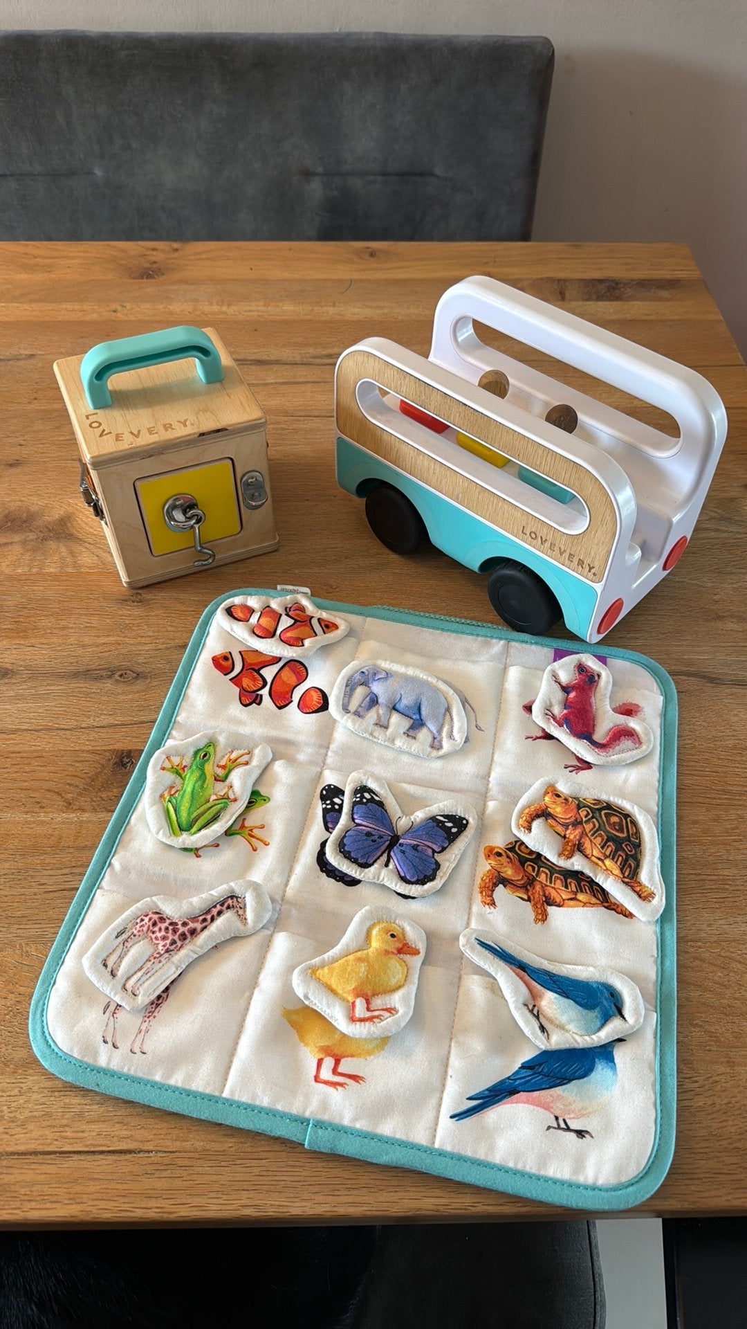 Lovevery The Realist Play Kit 19-21 maanden | 3 speelgoedset, Ophalen of Verzenden, Zo goed als nieuw