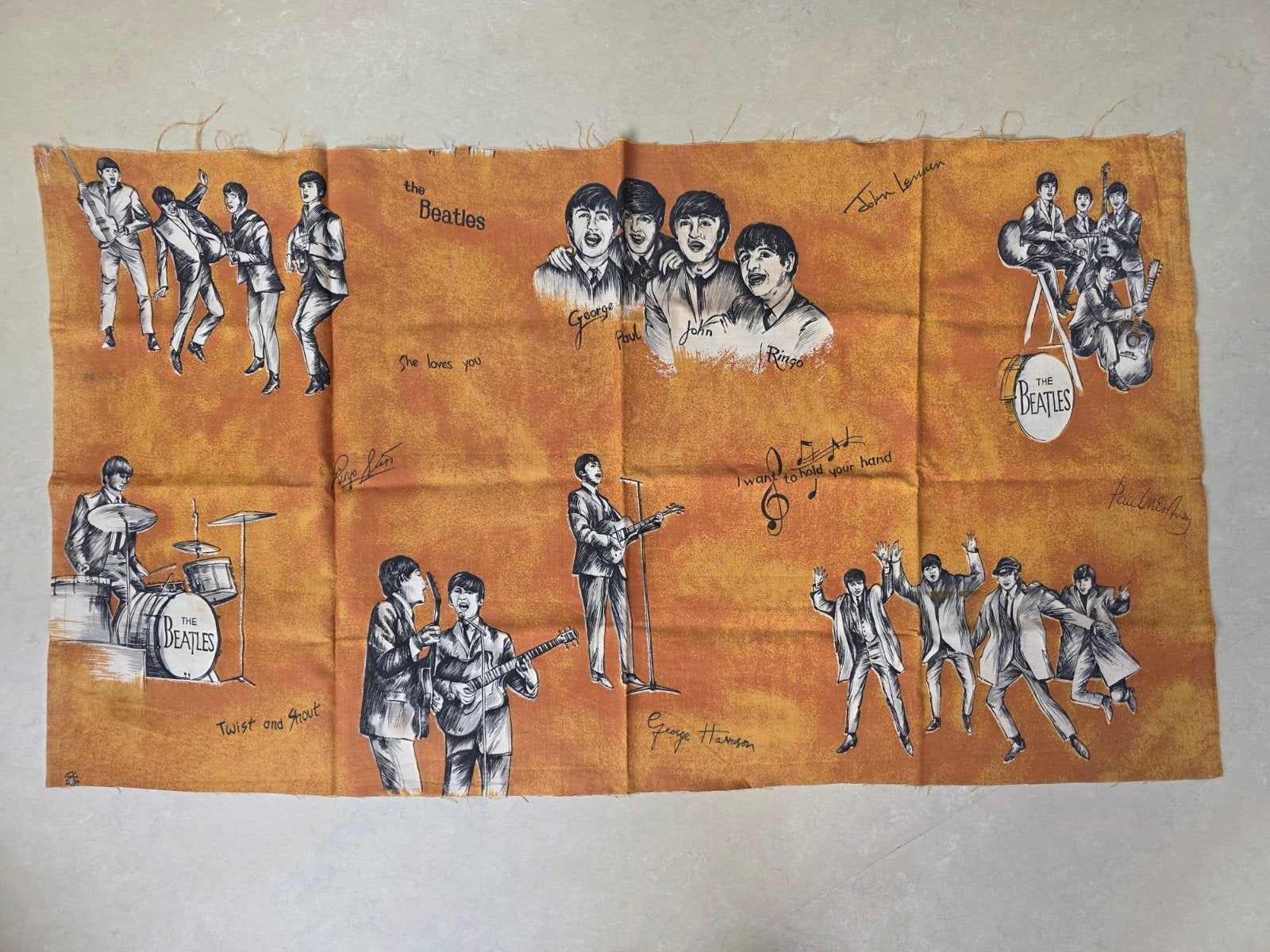 Beatles gordijnstof 1964 Stoomweverij Nijverheid Enschede, Antiek en Kunst, Textiel, Gemerkt, Ophalen of Verzenden, Bruin