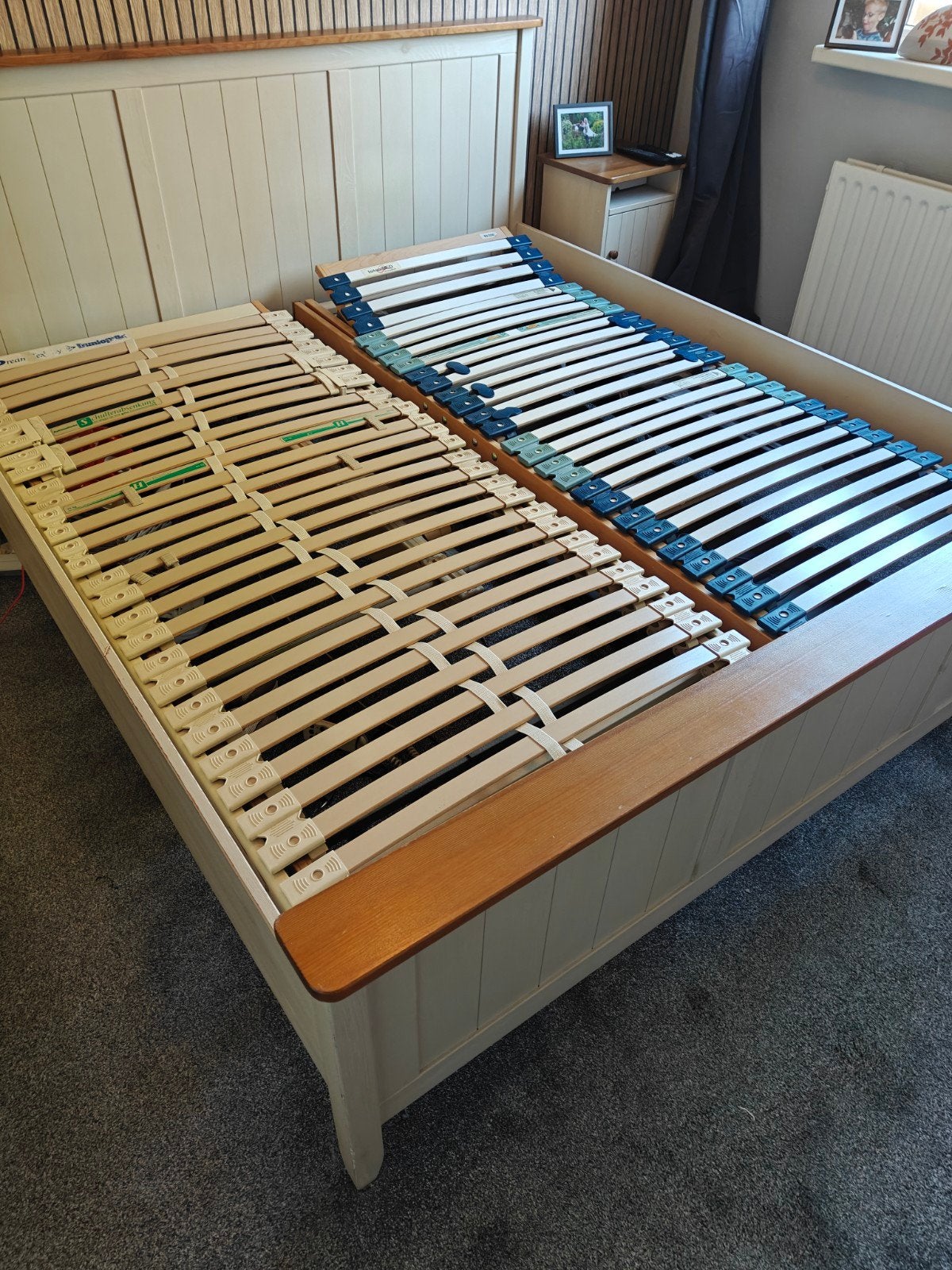 Tweepersoonsbed met lattenbodems en matrassen