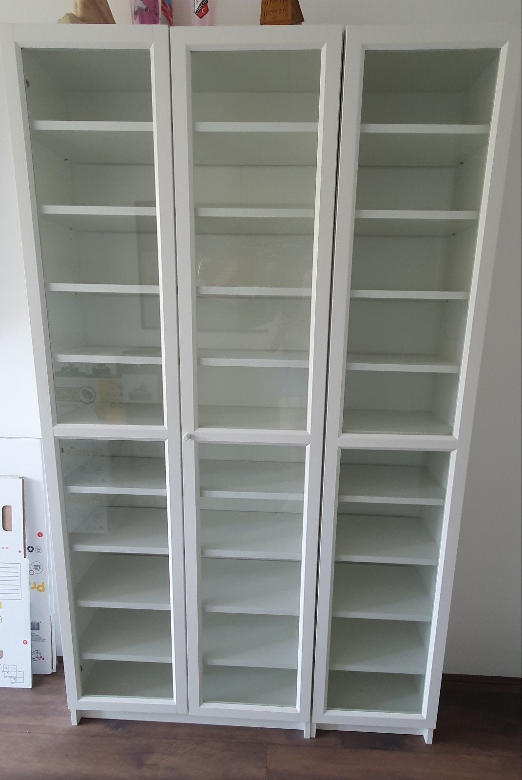 Witte boekenkast met glazen deuren - IKEA Billy, Met deur(en), Ophalen of Verzenden, Zo goed als nieuw, 25 tot 50 cm