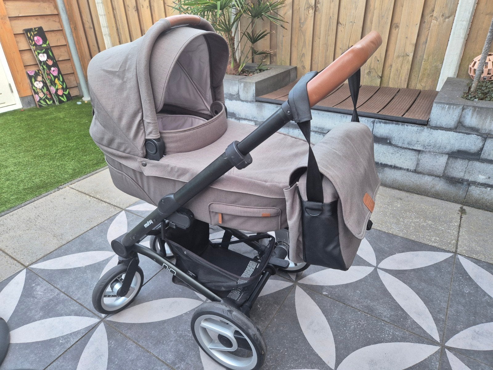 Mutsy Nio kinderwagen donkergroen met wieg en zitje, Ophalen, Mutsy