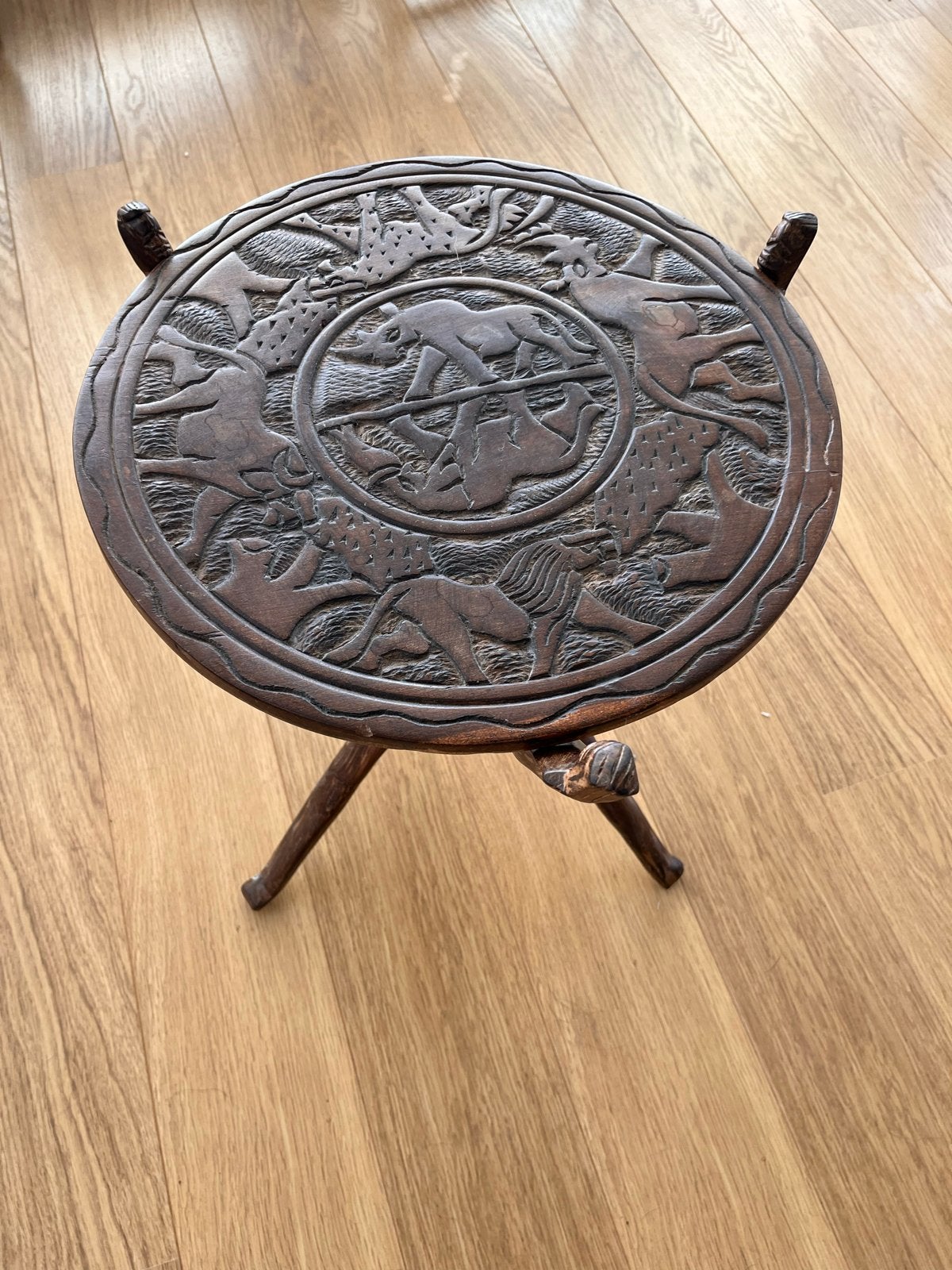 Decoratieve bijzettafel met houtsnijwerk - Afrikaanse stijl, Antiek en Kunst, Ophalen
