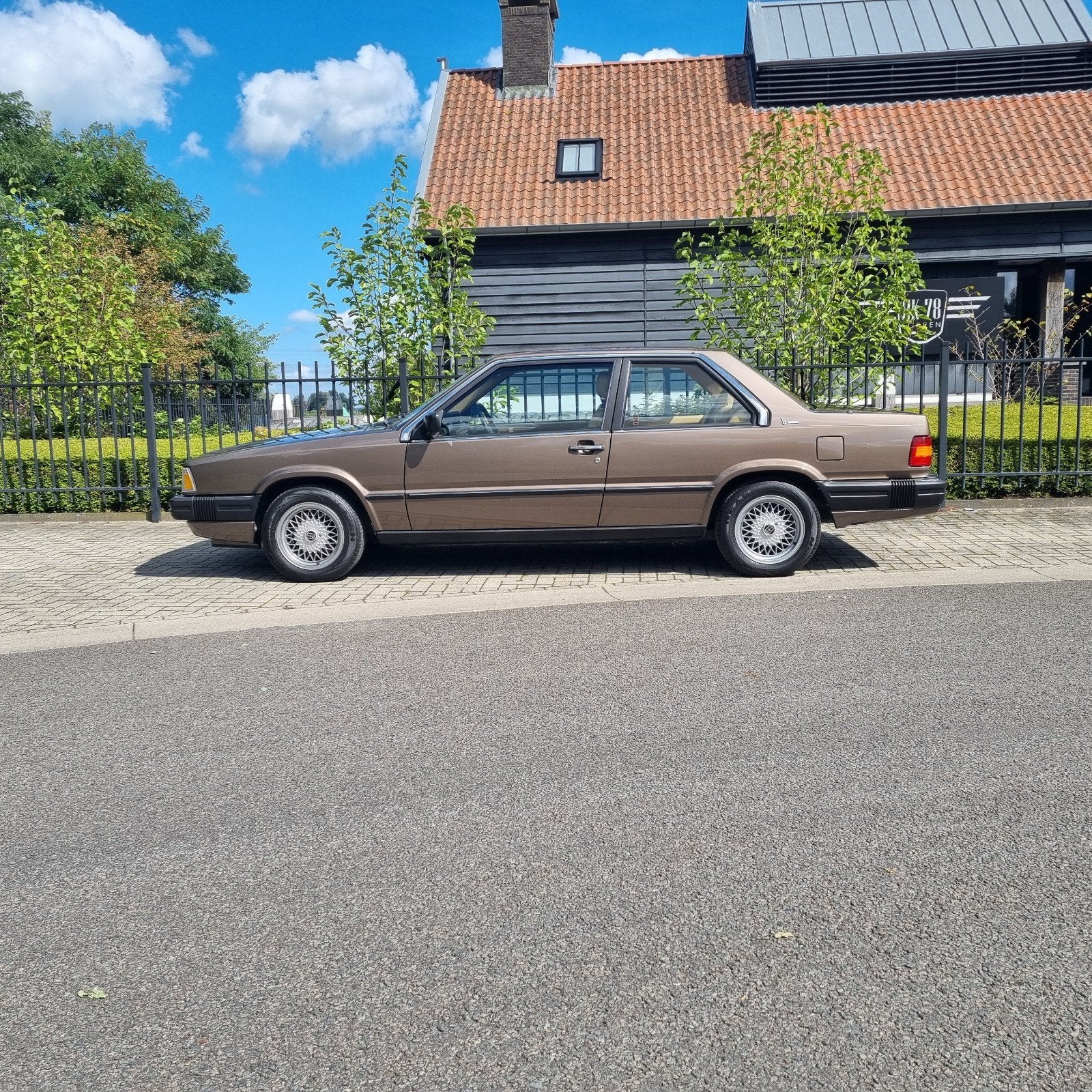 Volvo 780 Bertone 1987, Automaat, Achterwielaandrijving, Beige, Bruin