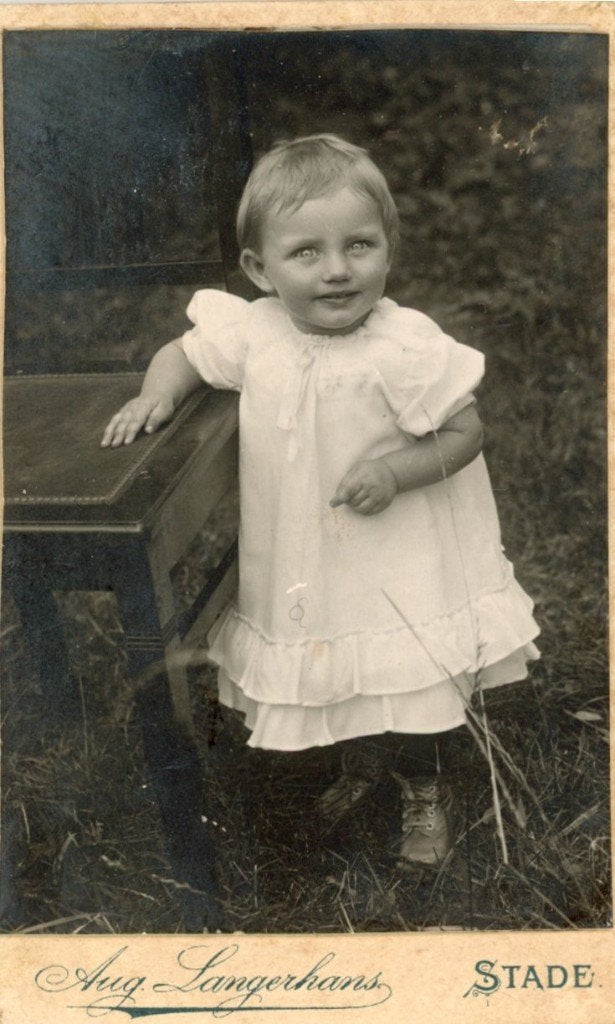 R34;  foto geplakt over een CDV foto., Verzamelen, Foto's en Prenten, Verzenden, Voor 1940, Gebruikt