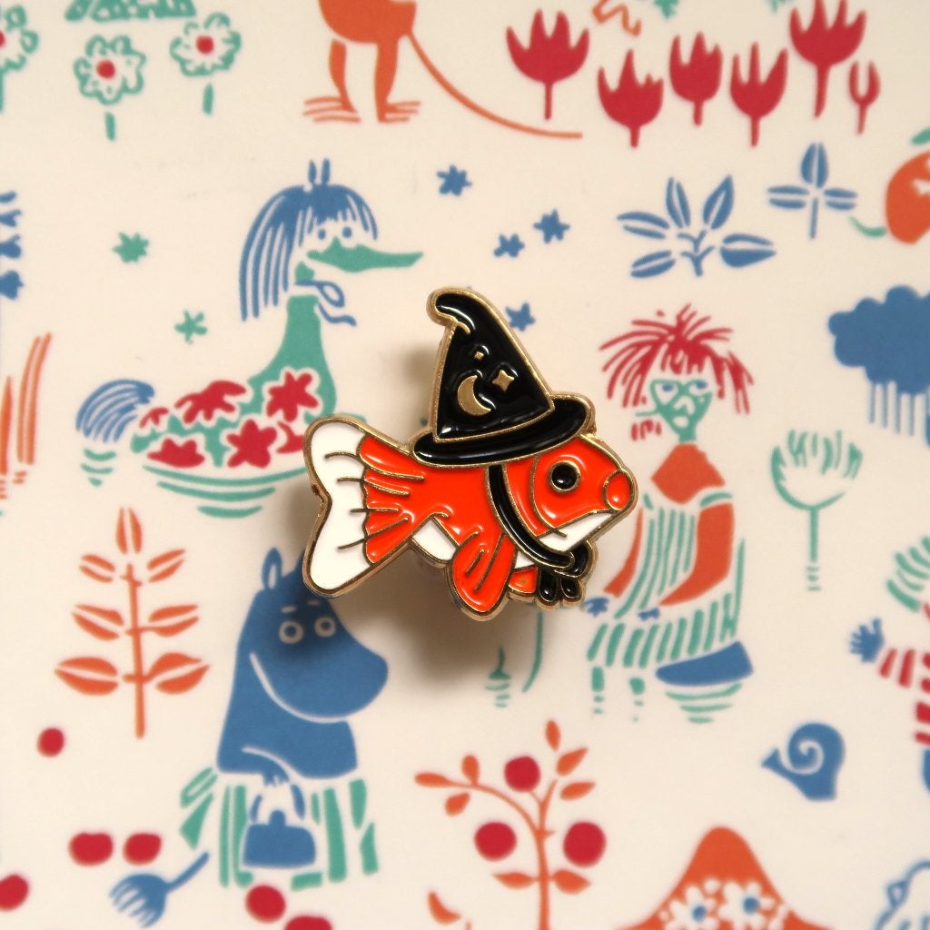 Goudvis met Tovenaarshoed speldje broche badge enamel pin, Verzenden, Nieuw, Overige onderwerpen, Speldje of Pin