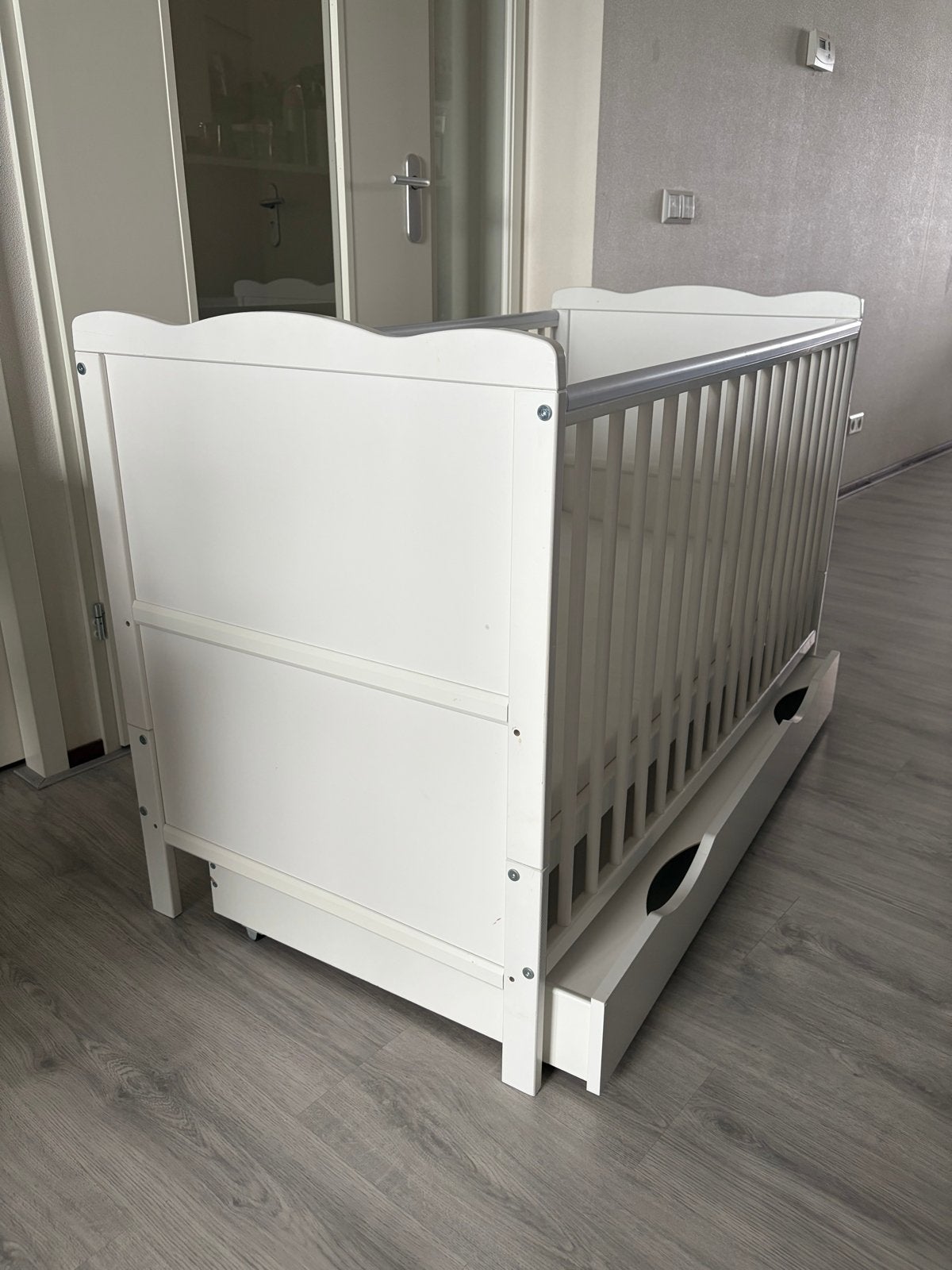 Wit Houten Baby Ledikant - 3 Hoogtes, Lade & Matras, Kinderen en Baby's, Babywiegjes en Ledikanten, Ophalen, Zo goed als nieuw
