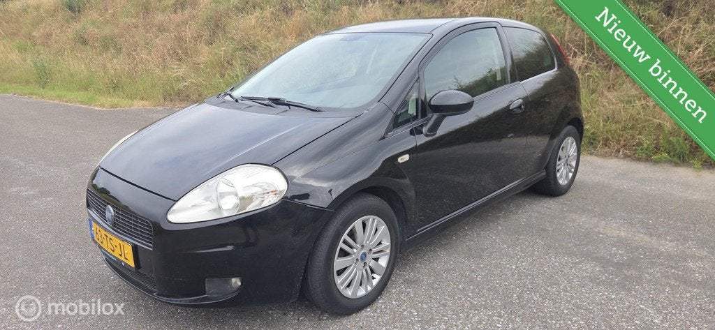 Fiat Grande Punto 1.4-16V Dynamic 95pk/6 bak/audio/lm-velgen, Voorwielaandrijving, Stof, Zwart, 400 kg