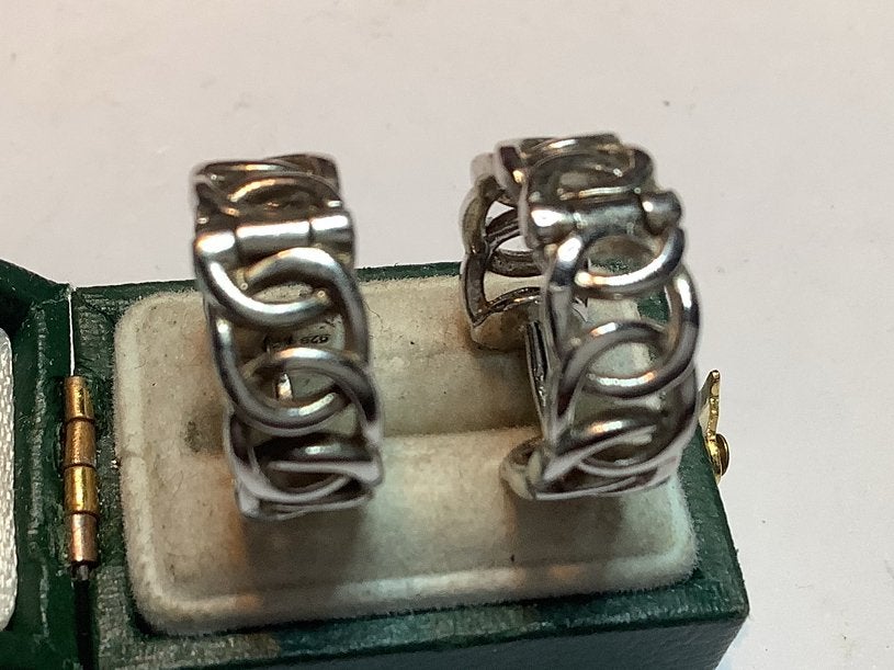ZILVER 925 OORRINGEN MET IN ELKAAR VERWERKTE RINGEN, Verzenden, Zilver, Oorbellen