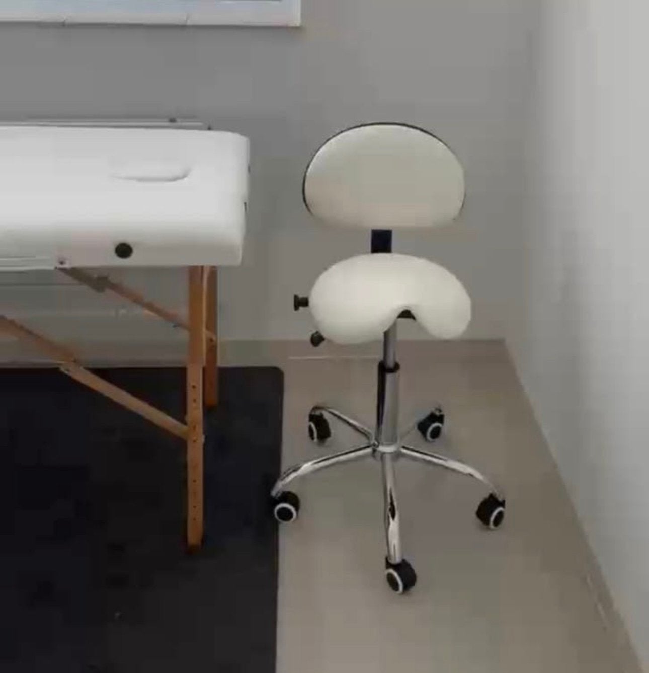 Behandelbank en ergonomische kruk Quirumed, Sport en Fitness, Massageproducten, Ophalen, Zo goed als nieuw, Massagetafel