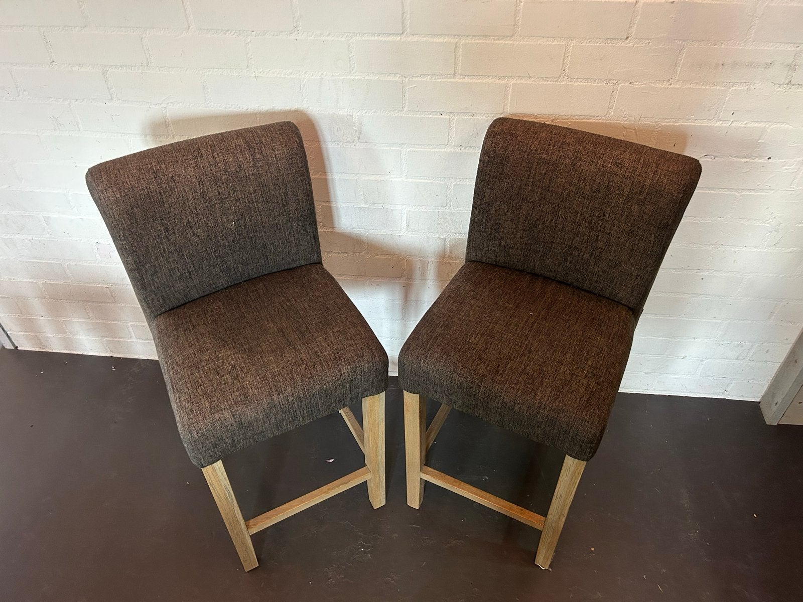 Set van 2 bruine/grijse barkrukken met houten onderstel, Ophalen, Gebruikt, 60 tot 90 cm, Hout