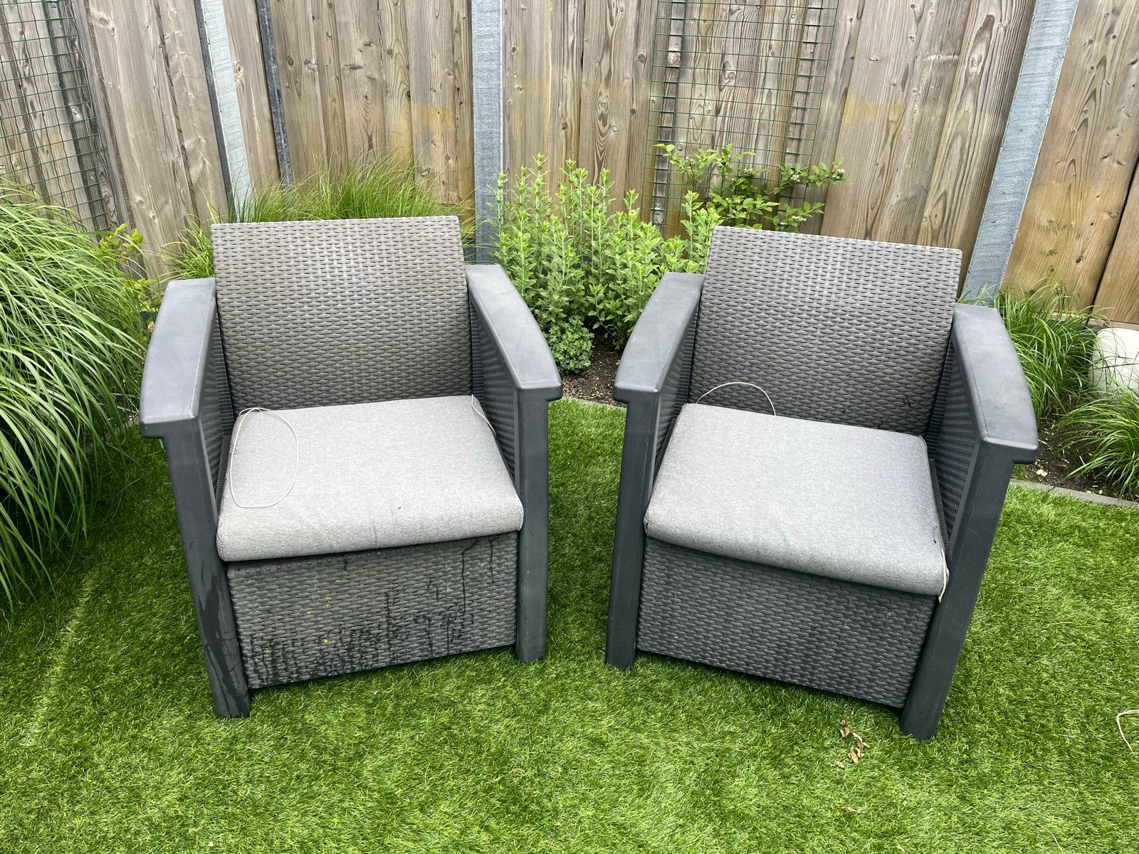 2x Tuinstoel met kussens - Grijs wicker en kunststof, Kunststof, Gebruikt, Stoel, Tuinset