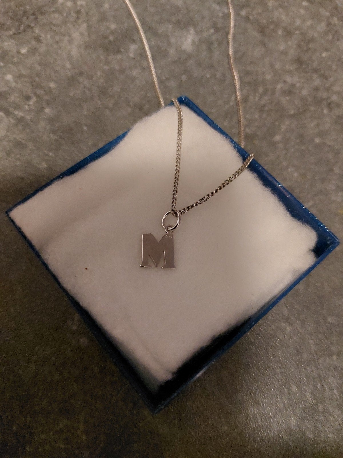 Zilverkleurige Hanger Letter M aan Ketting, Met hanger, Ophalen of Verzenden, Zo goed als nieuw, Zilver