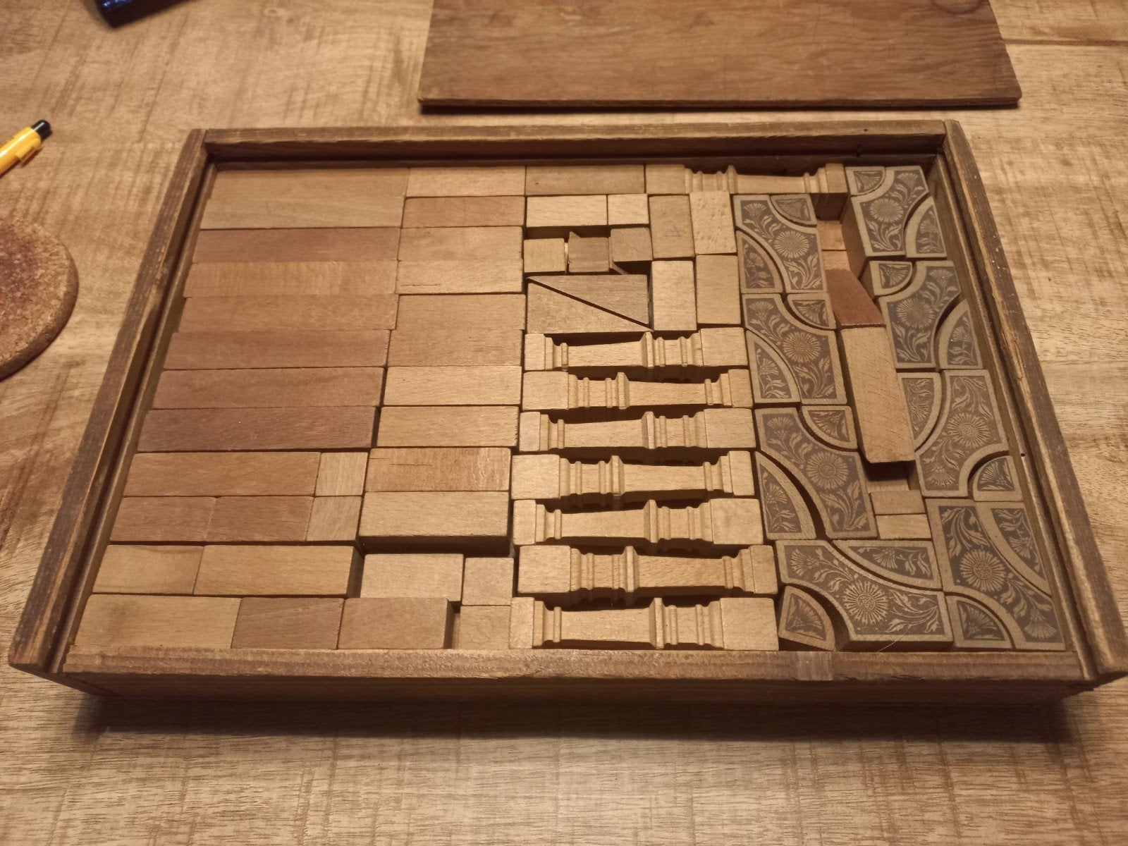 Oude houten blokkendoos met decoratieve blokken, Ophalen of Verzenden