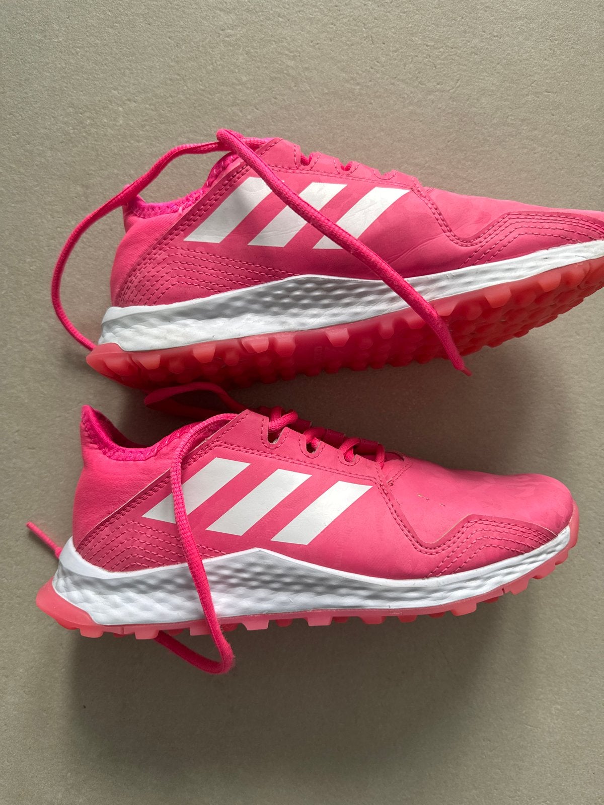 Adidas roze hockey veld schoenen - maat 35, Ophalen of Verzenden, Zo goed als nieuw, Schoenen