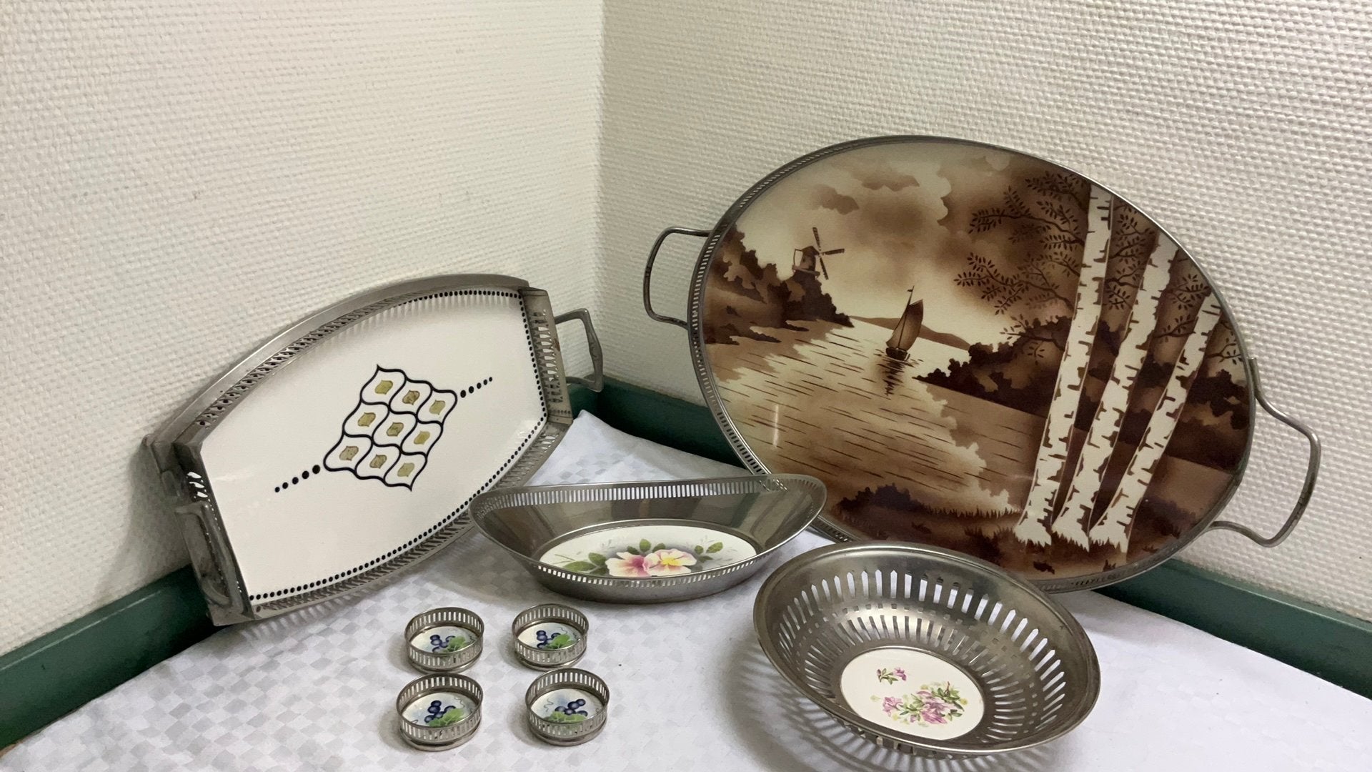 Dienbladen, onderzetters, keramiek in metaal, art nouveau, Antiek en Kunst, Ophalen of Verzenden