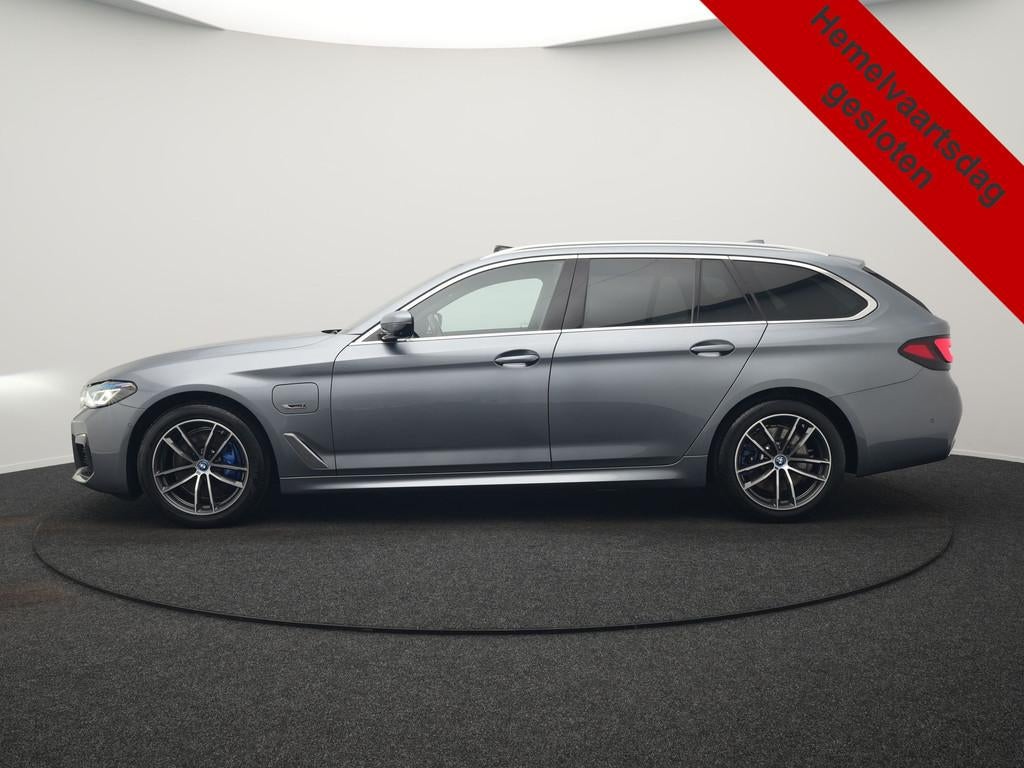 BMW 5 Serie Touring 530e xDrive M Sport PHEV 293pk Dealer O., Auto's, 1998 cc, 1935 kg, Gebruikt, 4 cilinders