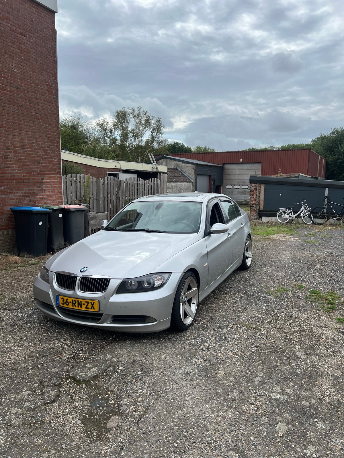 BMW 3-Serie 2.0 I 320 2005 Grijs, 1995 cc, 1295 kg, 4 cilinders, Multifunctioneel stuurwiel