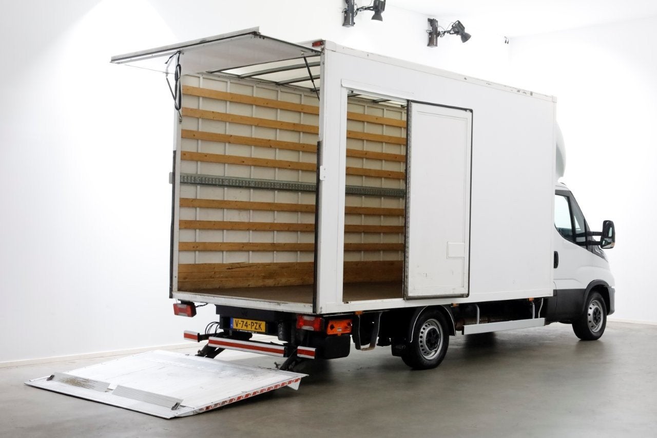 Iveco Daily 35S18 3.0 180pk HiMatic Automaat Bakwagen met la, Automaat, Dealer onderhouden, Achterwielaandrijving, Gebruikt