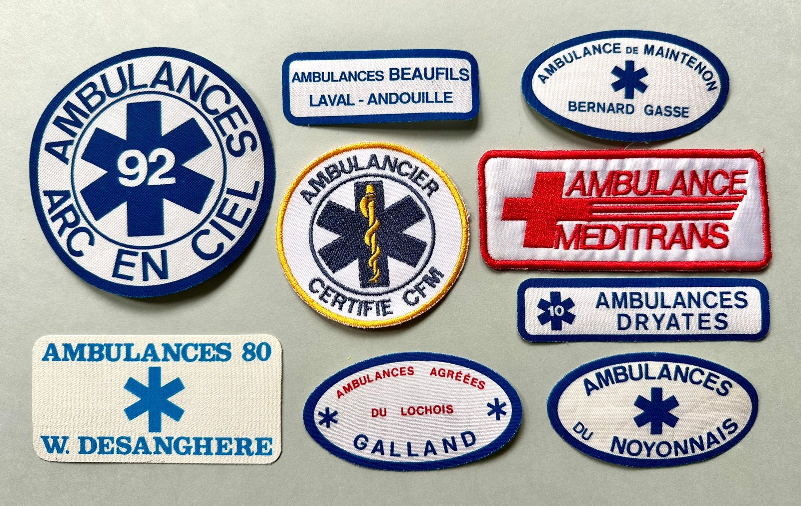 Ambulance Frankrijk emblemen vintage, Verzamelen, Ophalen of Verzenden, Landmacht, Overige gebieden, Embleem of Badge