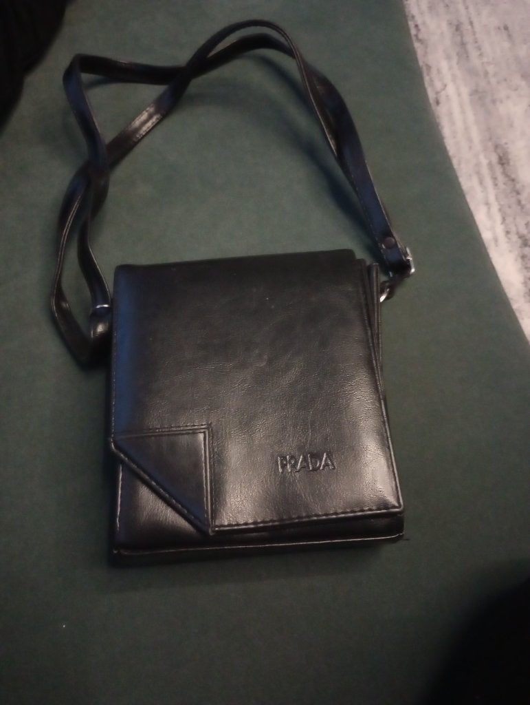 Prada schoudertas zwart 16x19x5 cm, Sieraden, Tassen en Uiterlijk, Tassen | Schoudertassen, Ophalen of Verzenden, Zwart