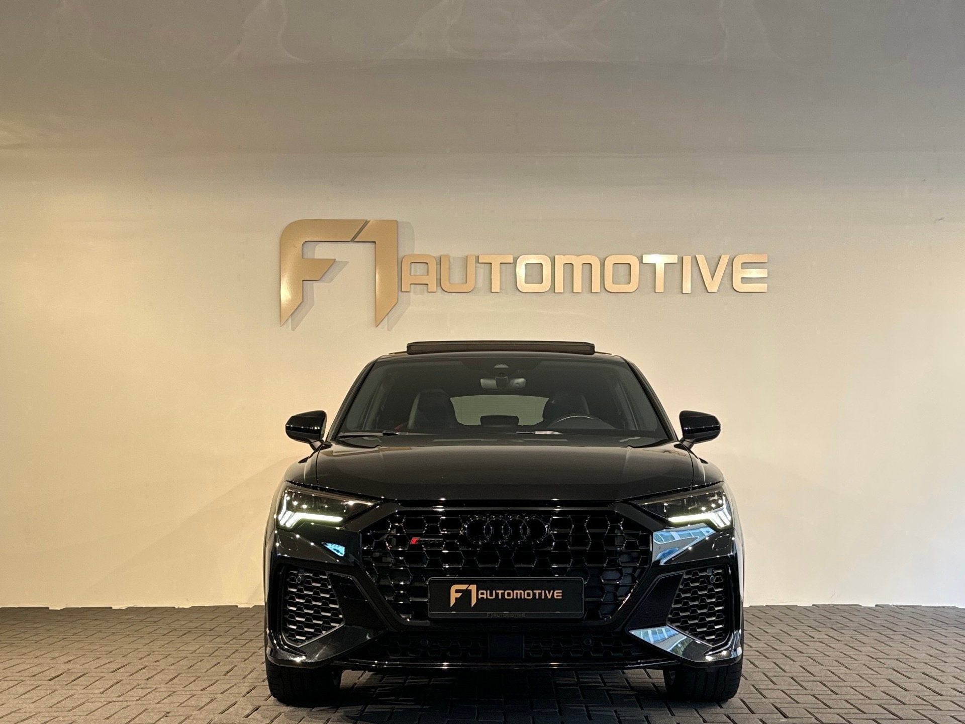 Audi RSQ3 Sportback Pano|Keyles|B&O|RS Seat|Camera|Sfeer|VOL, Automaat, Dealer onderhouden, Gebruikt, Zwart