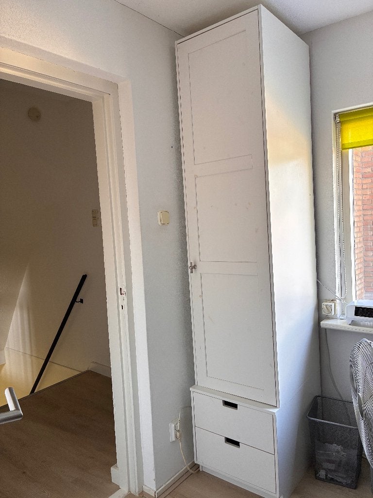 Hoge witte garderobekast van Basiclabel Skik, Minder dan 50 cm, Gebruikt, 200 cm of meer, Landelijk