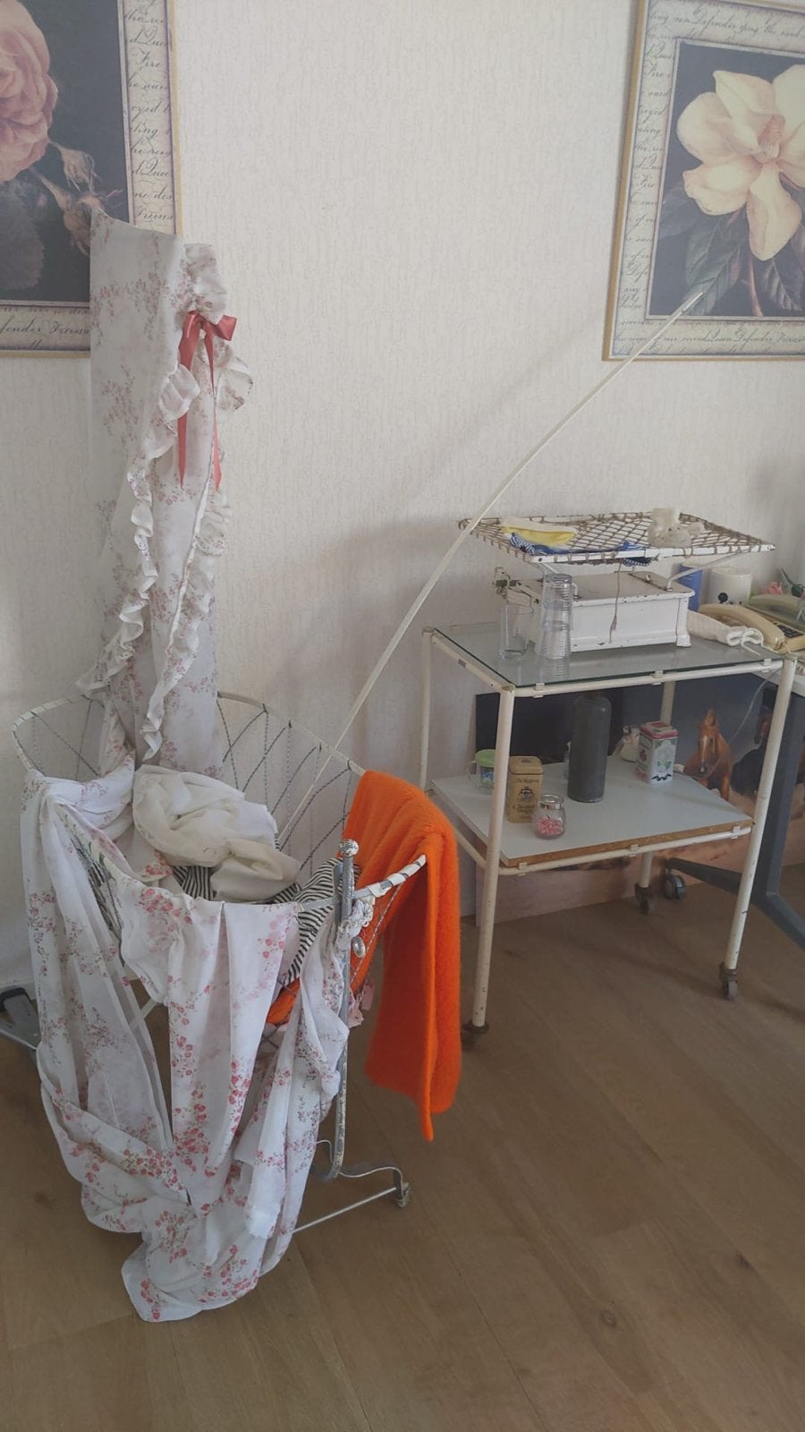Gratis: Antieke kinderwagen, baby wieg en weegschaal, Ophalen