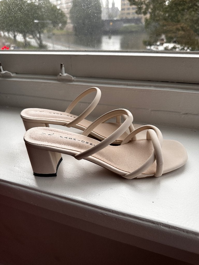Beige heeled sandals, Schoenen met lage hakken, Beige, Ophalen of Verzenden, Onbekend