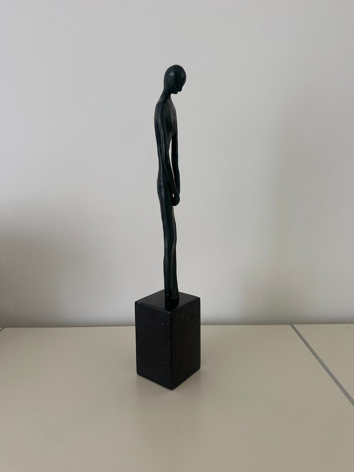Gesigneerd bronzen beeld op marmeren sokkel, genummerd 5/5, Antiek en Kunst, Ophalen of Verzenden, Brons