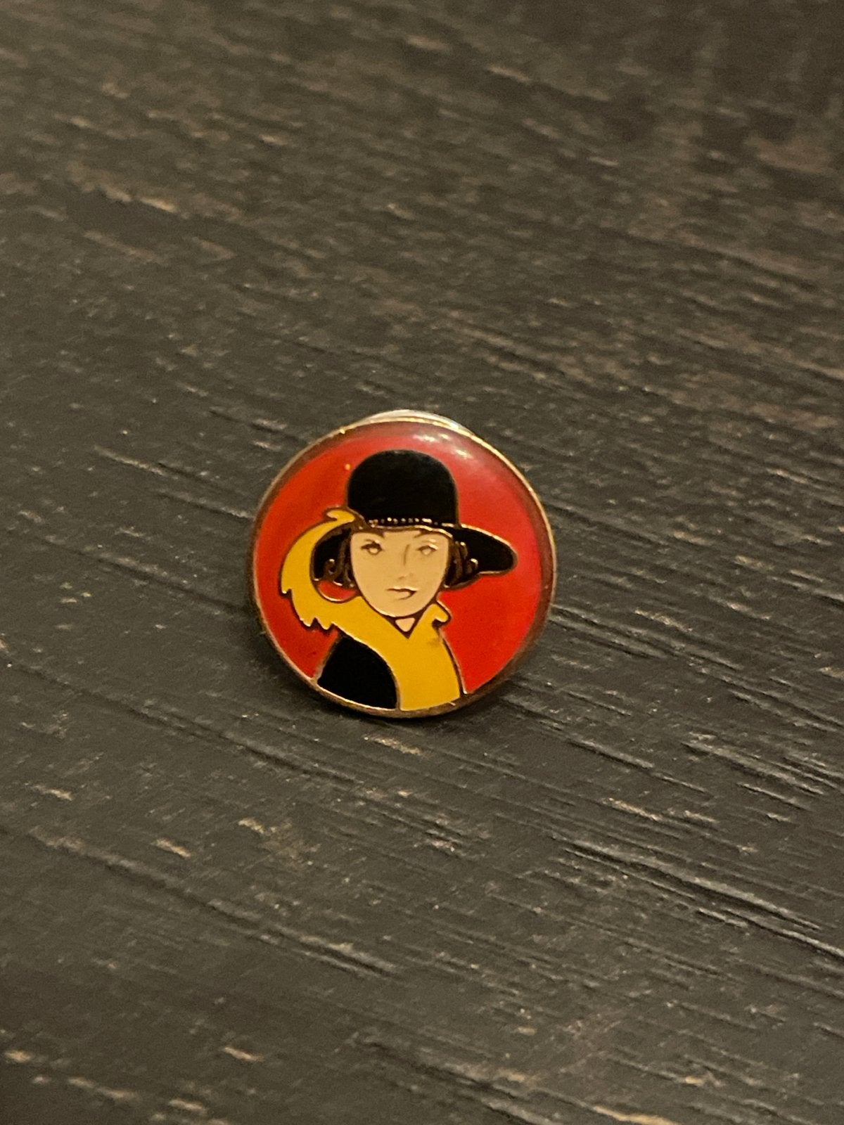 Vintage Pin: Vrouw met Hoed - Rood, Geel, Zwart, Ophalen of Verzenden, Gebruikt, Overige onderwerpen, Speldje of Pin