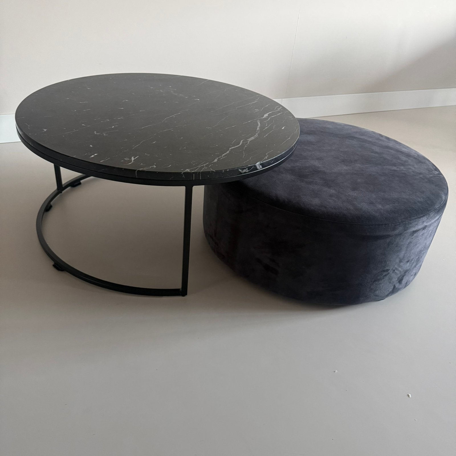 Marmeren salontafel + poef van Goossens (wel gebruikssporen), Ophalen, Gebruikt, Rond, 50 tot 100 cm
