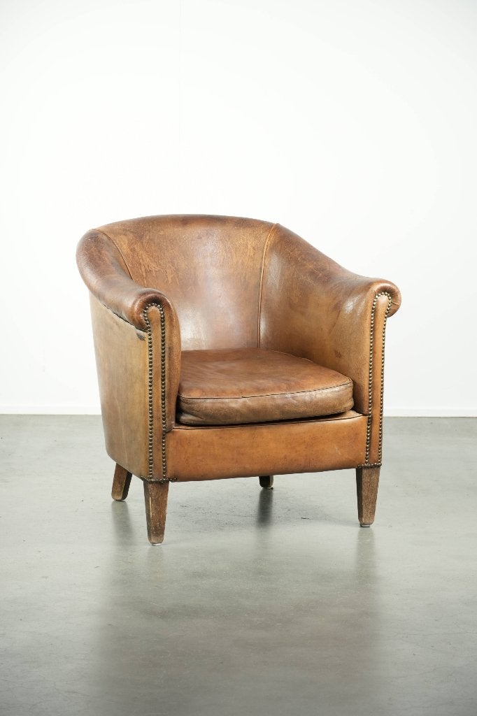 Vintage schapenleren clubfauteuil afgewerkt met siernagels, Huis en Inrichting, Ophalen, Gebruikt, Vintage, /