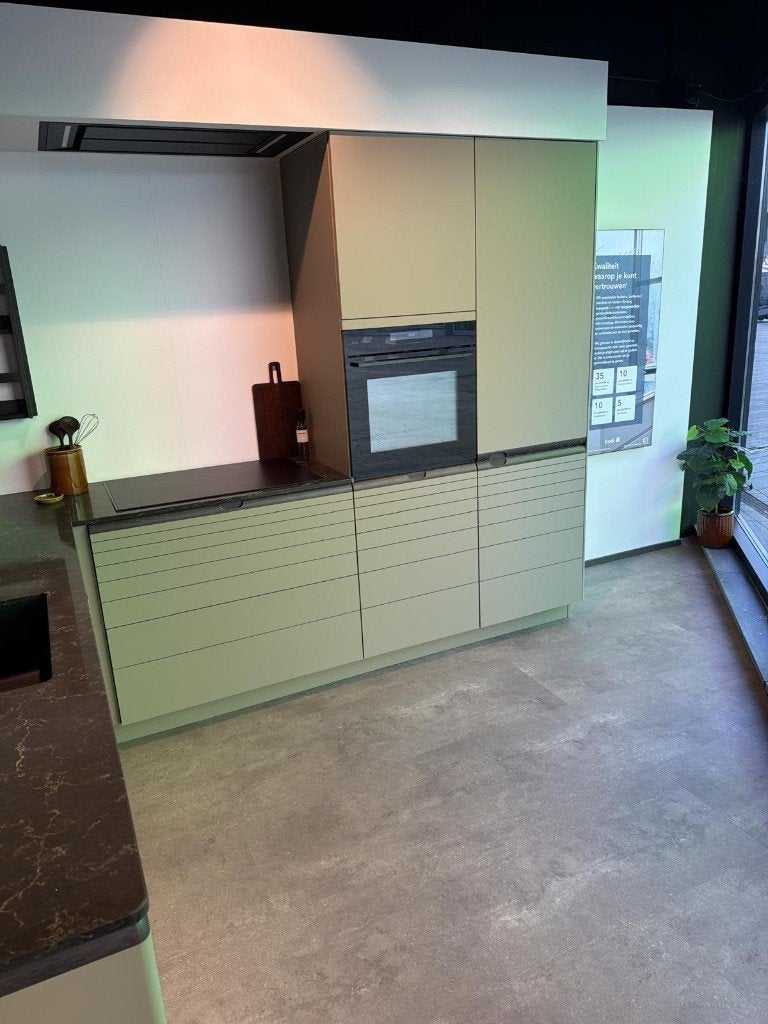 Kvik Aline showroomkeuken – luxe keuken met kookeiland, Overige kleuren, Hoekkeuken, Nieuw, Ophalen of Verzenden