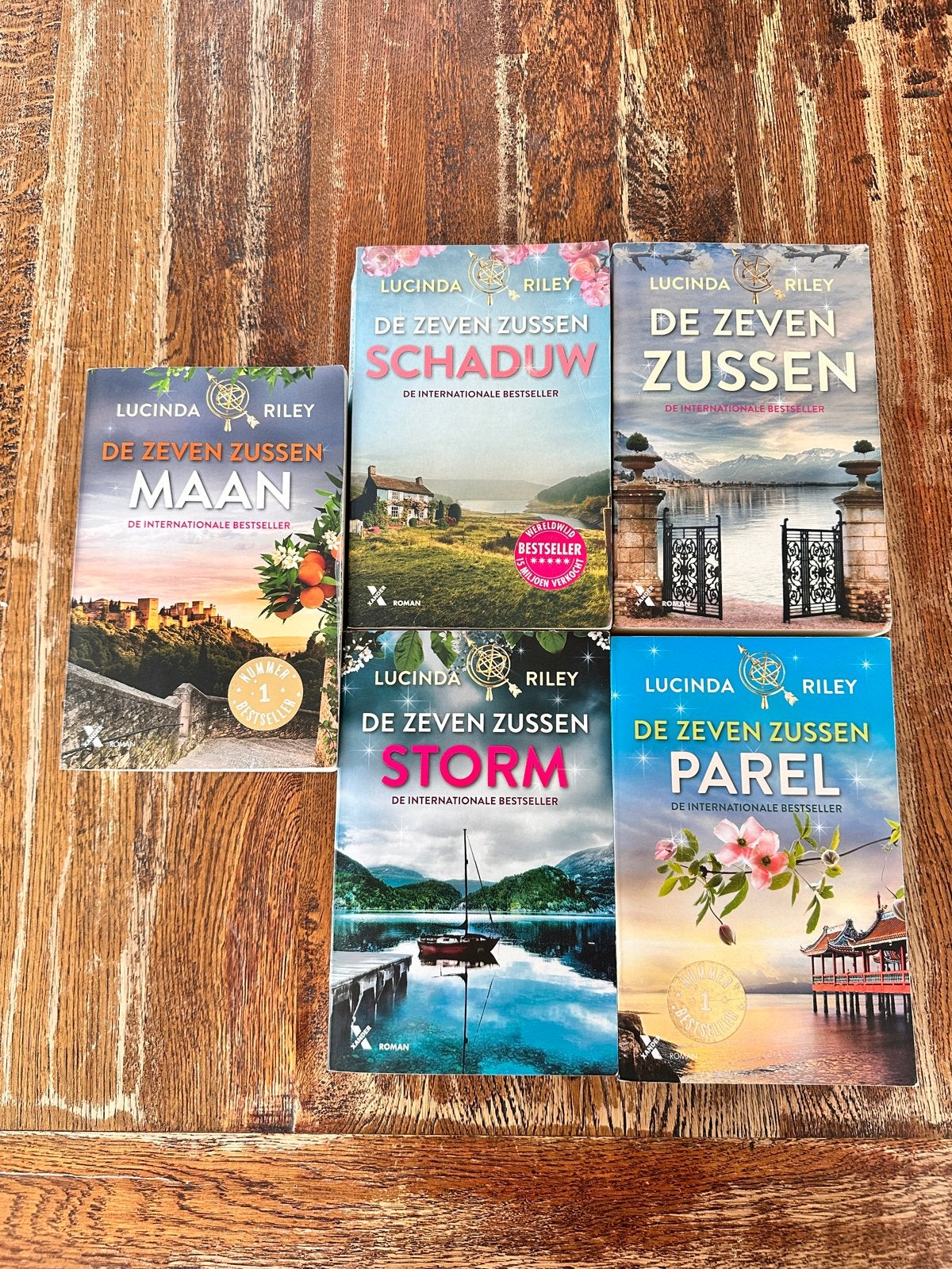 De Zeven Zussen serie - Lucinda Riley (5 boeken), Boeken, Ophalen of Verzenden, Gelezen