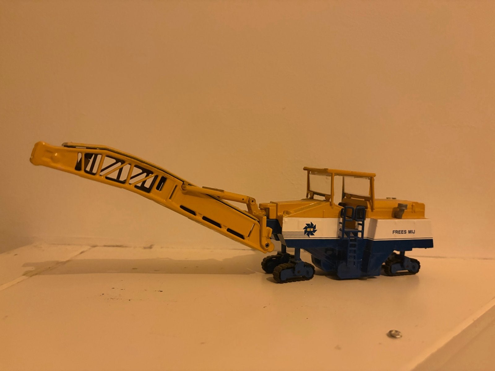 Freesmij asfaltfrees schaalmodel 1:50, Hobby en Vrije tijd, Modelauto's | 1:50, Ophalen of Verzenden, Gebruikt, Hijskraan, Tractor of Landbouw
